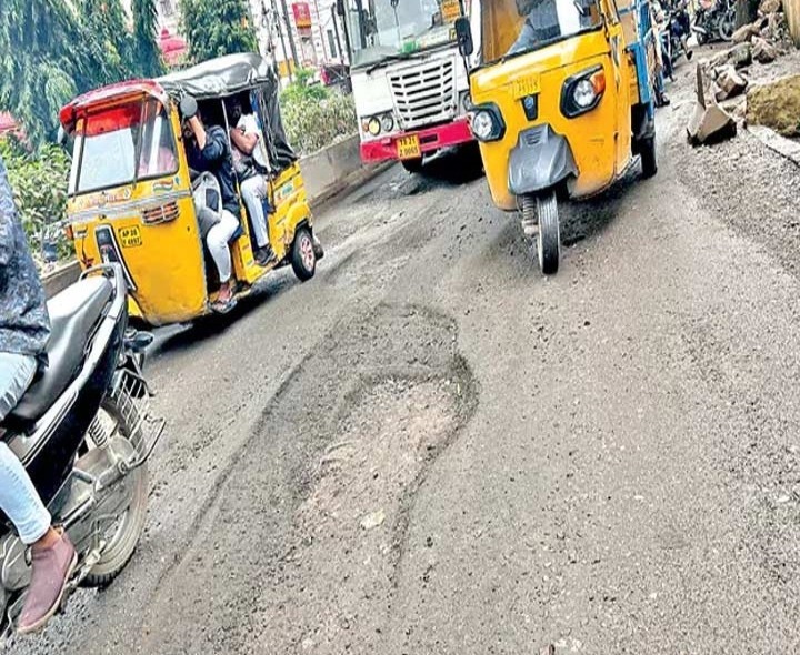 HYD రోడ్ల విధ్వంసం.. ఏటా రూ. 10 వేల కోట్ల నష్టం!