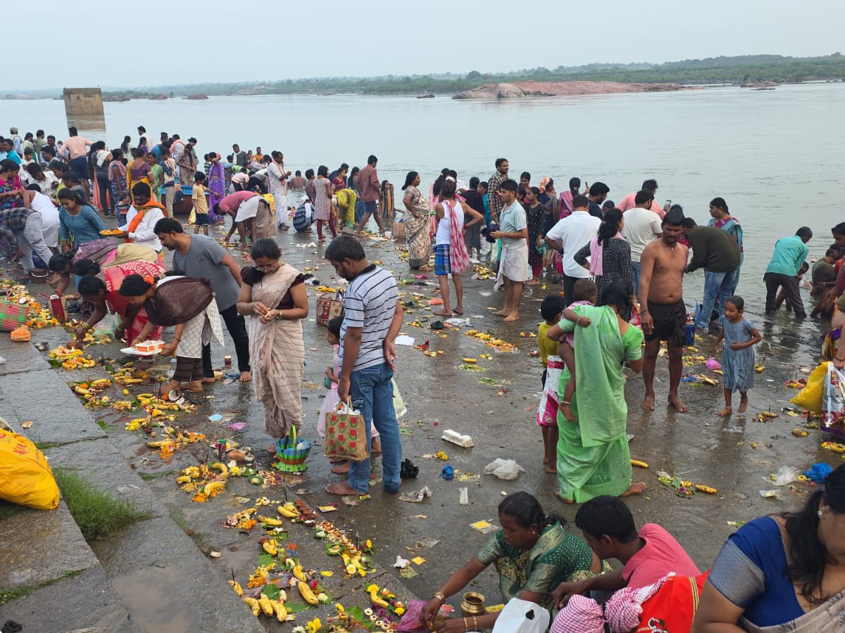 కార్తీక పౌర్ణమి ఎఫెక్ట్ .. కృష్ణానదీ ఘాట్‌ వద్ద భక్తుల రద్దీ