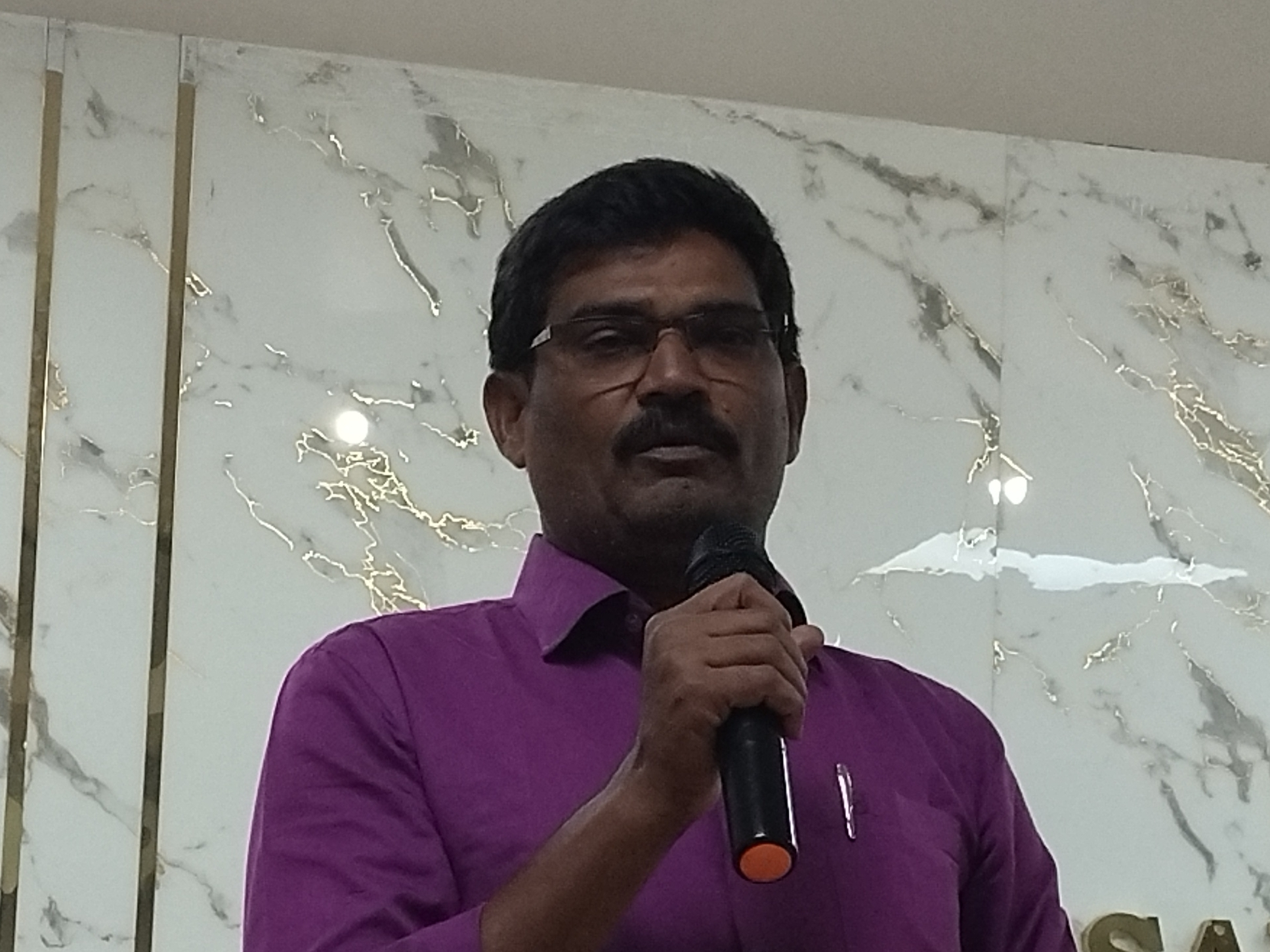 ‘తొలగించిన కార్మికులను వెంటనే తీసుకోవాలి’