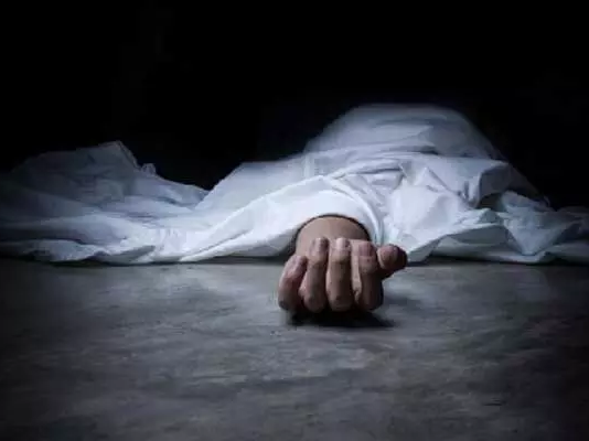 ఉరి వేసుకుని వివాహిత మృతి..!