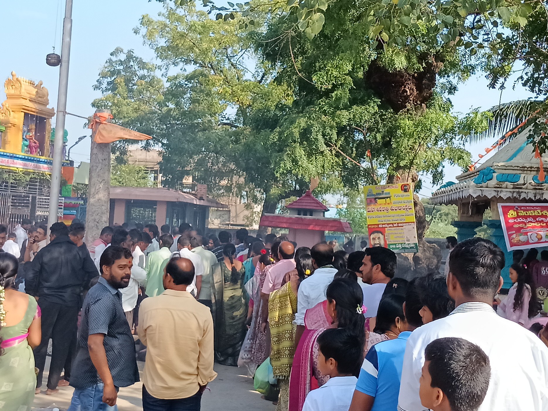 కార్తీక పౌర్ణమి వేడుకలు… పోటెత్తిన భక్తులు