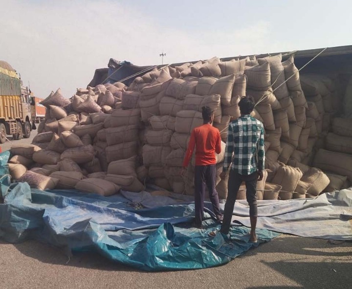 ధాన్యం లారీ బోల్తా.. తప్పిన ప్రమాదం