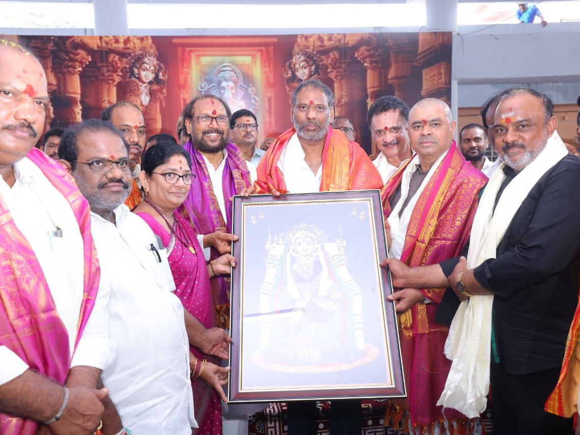 నూకాంబిక అమ్మవారిని దర్శించుకున్న మంత్రి