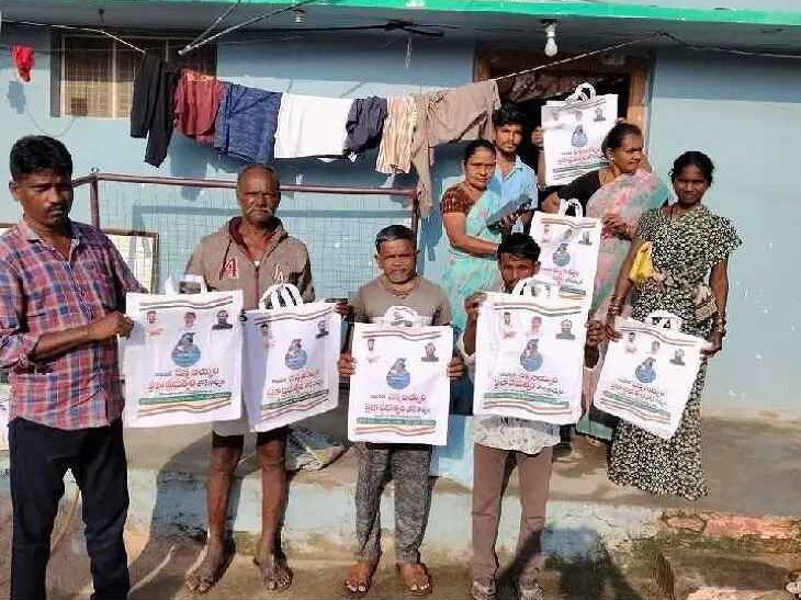రేషన్ షాపులలో కాటన్ బ్యాగుల పంపిణీ