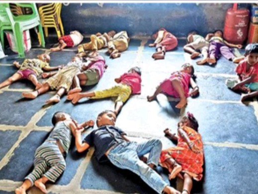 అరకొర సౌకర్యాలతో అంగన్వాడీ..!