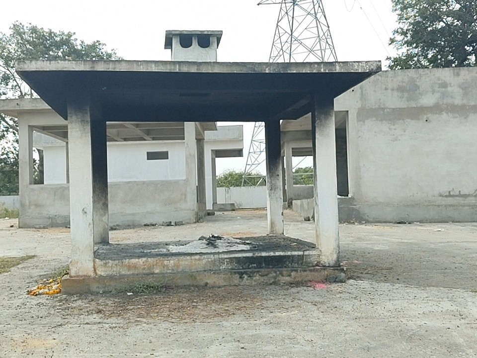 స్మశాన వాటికలో తిష్ట వేసిన సమస్యలు