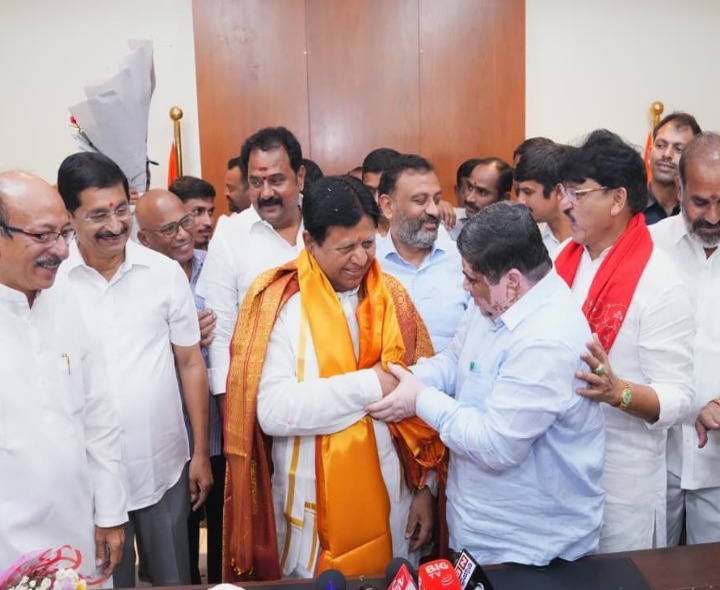 సుదర్శన్ రెడ్డిని కలిసిన మంత్రి పొన్నం