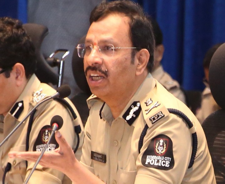 అధికారులతో సమీక్ష నిర్వహించిన సీపీ