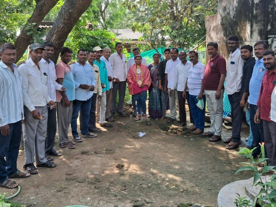 విద్యార్థిని సన్మానించిన బీఆర్ఎస్ నాయకులు