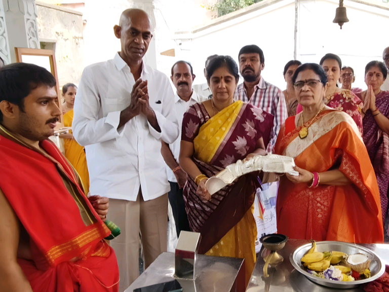 మావుళ్ళమ్మకు వెండి త్రిశూల హస్తాన్ని అందించిన దాతలు