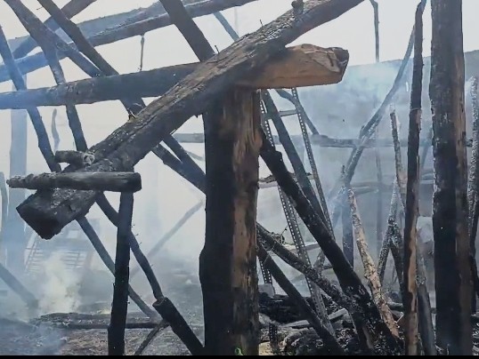 షార్ట్ సర్క్యూట్‌తో పూర్తిగా దగ్ధమైన ఇళ్లు