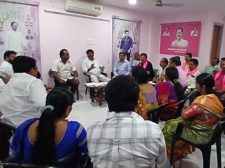 ఇంఛార్జీలతో సమీక్ష నిర్వహించిన మాజీ ఎమ్మెల్యే