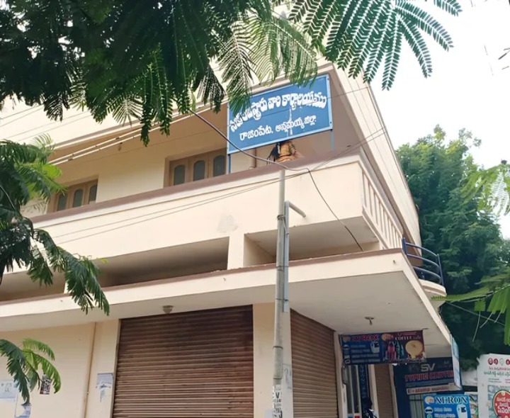 ఆ సబ్ రిజిస్ట్రార్ కార్యాలయంలో ఏసీబీ దాడులు