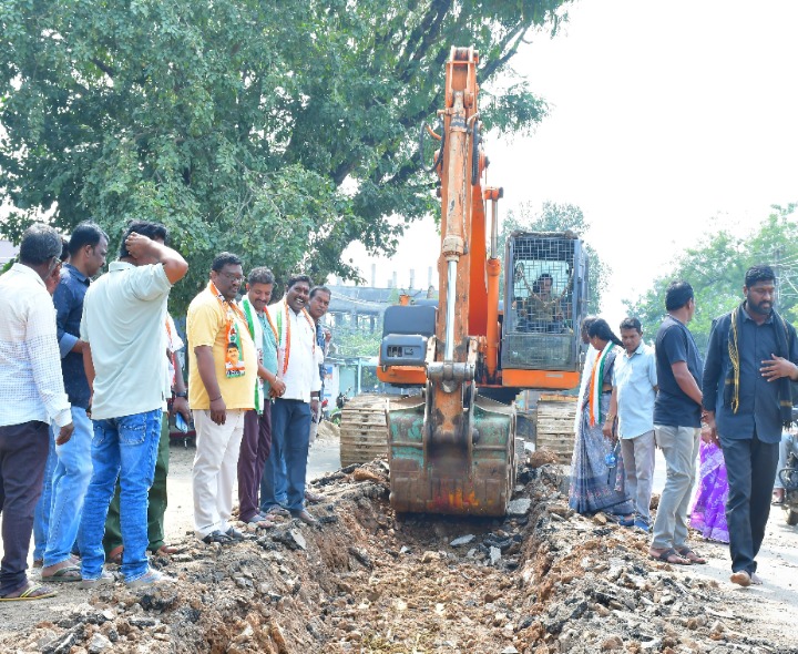 ‘రోడ్డు డివైడర్ పనులు పరీశలన’