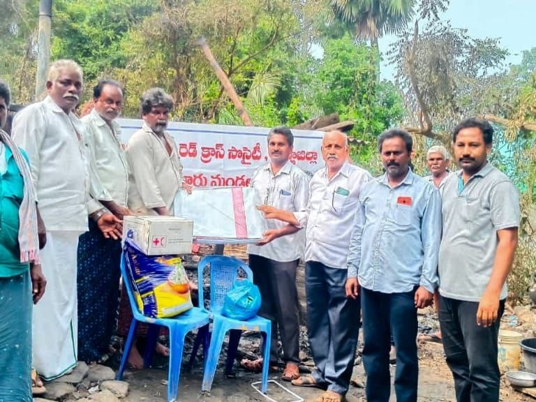 అగ్ని ప్రమాద బాధిత కుటుంబానికి రెడ్ క్రాస్ చేయూత