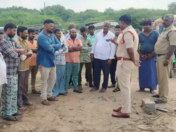 రోడ్డు భద్రతా నియమాలు పాటించాలి: ఎస్సై