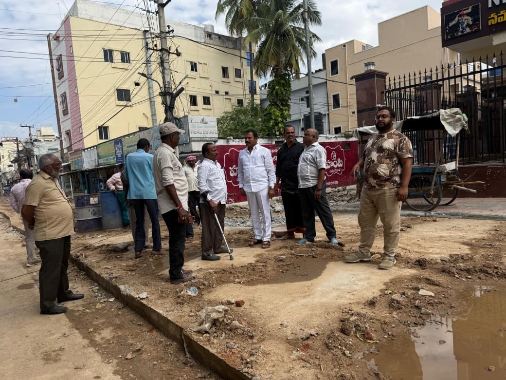 సీసీ రోడ్డు నిర్మాణ పనులను పరిశీలించిన కార్పొరేటర్