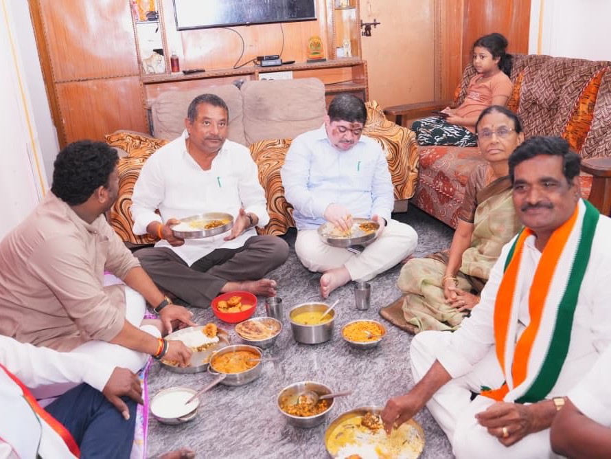 సన్నబియ్యం లబ్ధిదారుల ఇంట్లో భోజనం చేసిన మంత్రి