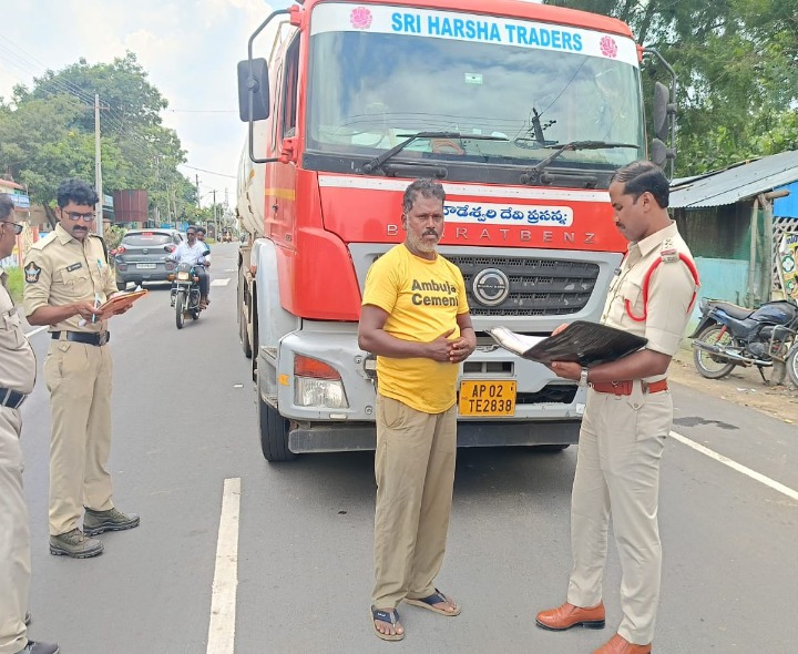 వాహనాలను తనిఖీలు చేసిన పోలీసులు