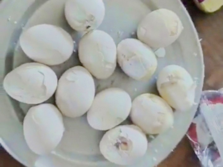 కాళ్ల హైస్కూల్లో కుళ్లిన కోడి గుడ్లు