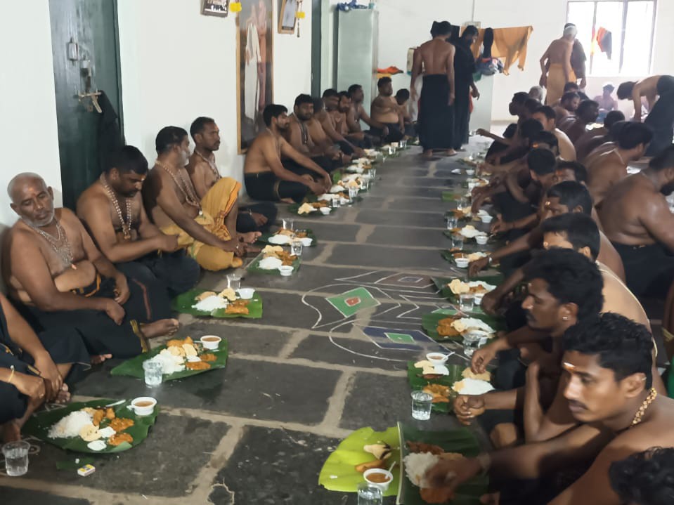 రవ్వలకొండలో అయ్యప్ప స్వాములకు బిక్ష ఏర్పాటు