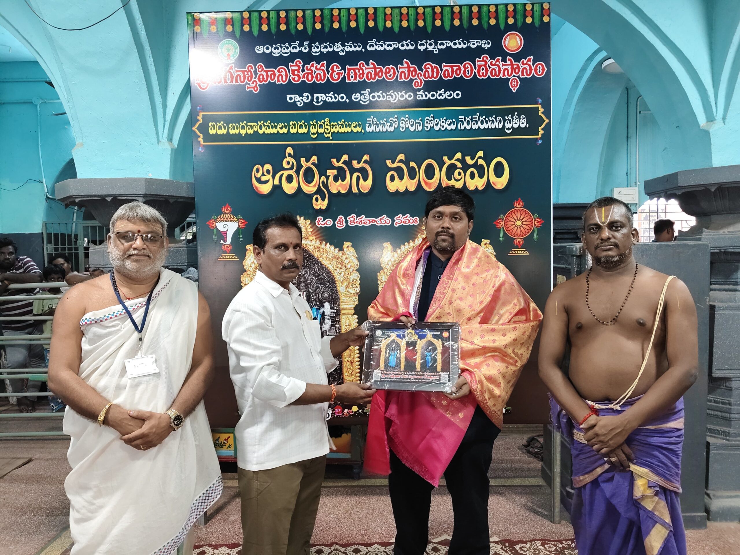 జగన్మోహిని కేశవ స్వామిని  దర్శించుకున్న మిషన్ మెప్మా డైరెక్టర్