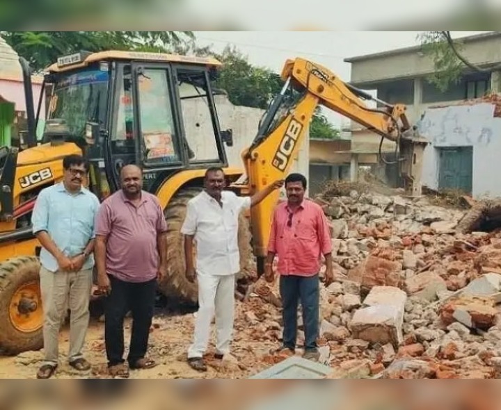 పాఠశాల భవనం కూల్చివేత