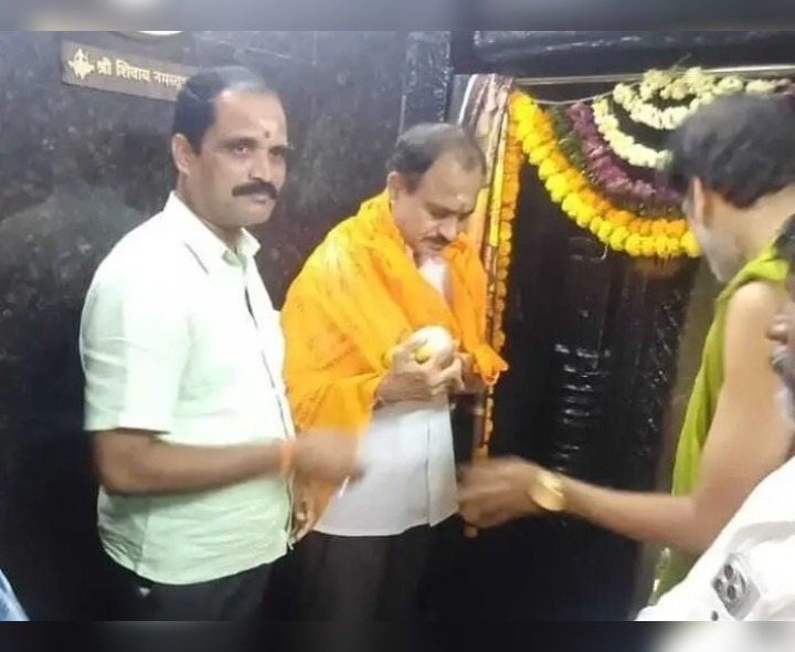 శంభుని గుడిలో అడిషనల్ కలెక్టర్ ప్రత్యేక పూజలు