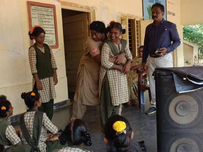 విద్యార్థినీలకు అవగాహన కార్యక్రమం