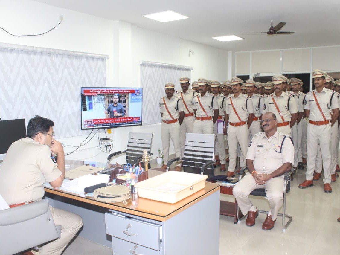 ఎస్పీని కలిసిన ప్రొబేషనరీ ఆర్ఎస్సైలు