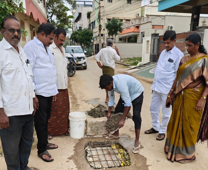 సొంత నిధులతో గుంటలు పూడ్చివేత