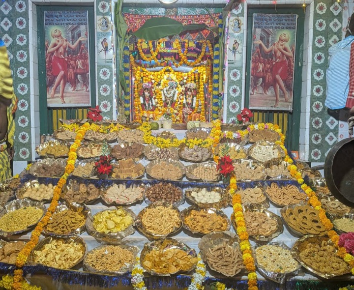 రాధ మాధవునికి 56 రకాల పిండి వంటకాల నైవేద్యం