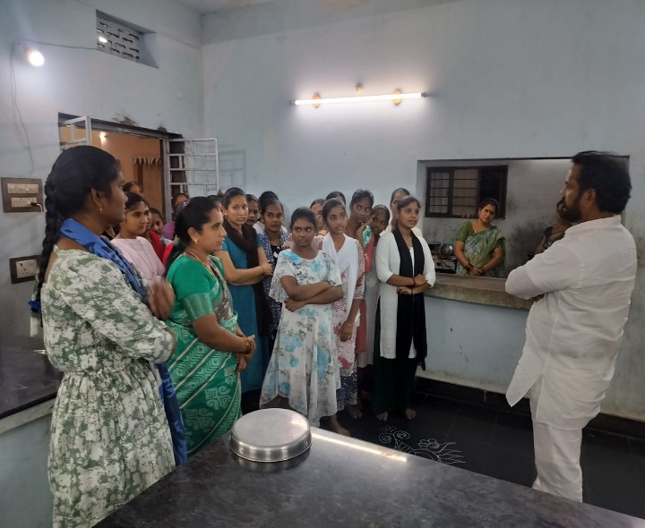 బాలికల వసతి గృహాన్ని తనిఖీ చేసిన ఎమ్మెల్యే