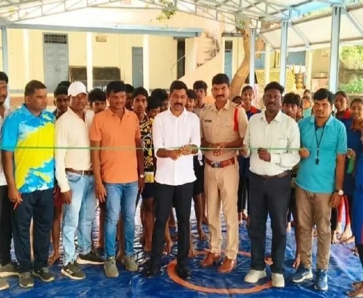 చదువుతోపాటు క్రీడల పట్ల ఆసక్తి కనబరచాలి: సీఐ