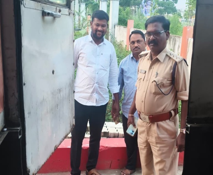 పామూరులో బస్సులను తనిఖీ చేసిన ఆర్టీవో