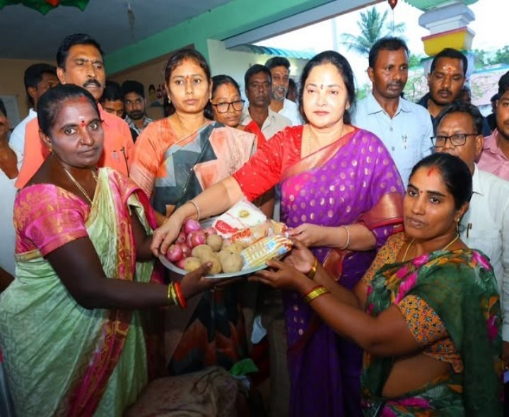 నిత్యావసరాలు అందజేసిన కోవూరు ఎమ్మెల్యే