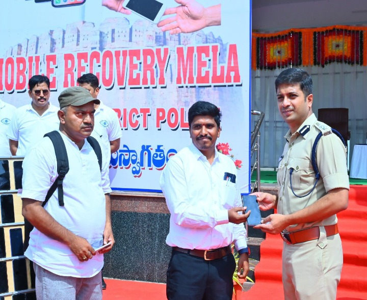 ఎస్పీ చేతుల మీదుగా 669 మొబైల్స్ పంపిణీ