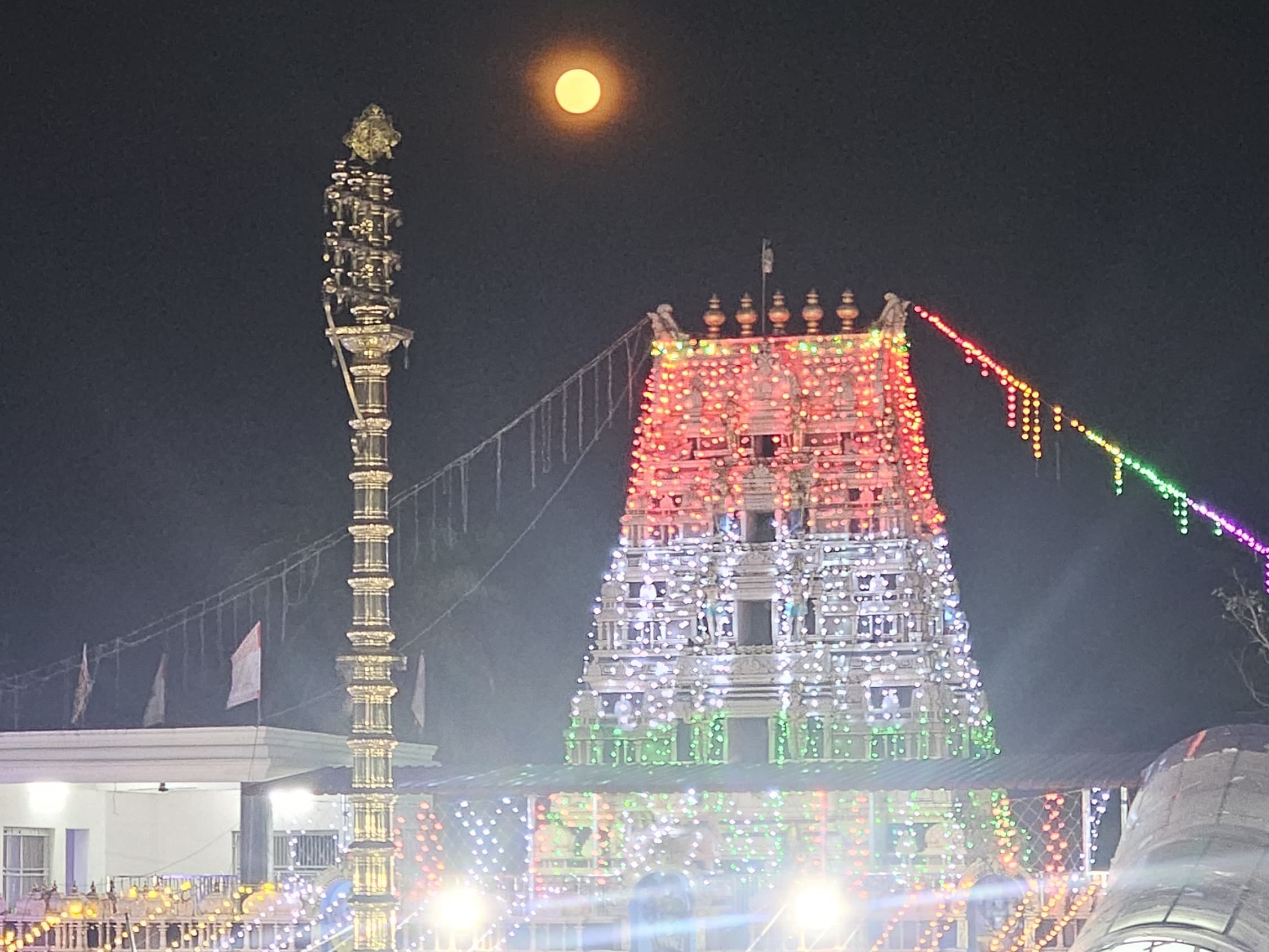 మెరిసిపోతున్న వాడపల్లి ఆలయం