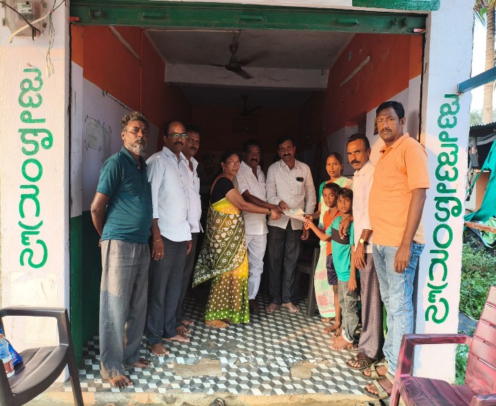 ‘CMRF చెక్కు అందజేత’