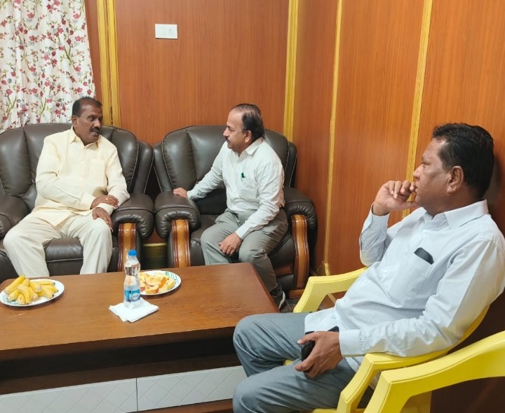 రోడ్డు పనులు పునః ప్రారంభించండి: మాజీ ఎమ్మెల్సీ