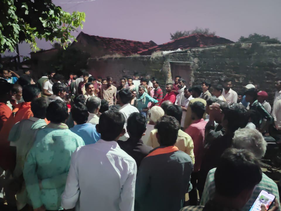 నాటు సారా అమ్మే వారిని పోలీసులకు అప్పగించిన గ్రామస్థులు