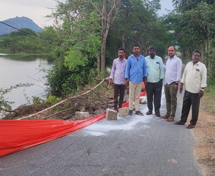 దెబ్బతిన్న రహదారిని పరిశీలించిన కాంగ్రెస్ నేతలు