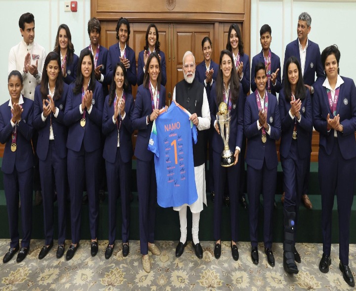 మోదీకి హర్మన్ సేన ప్రత్యేక బహుమతి