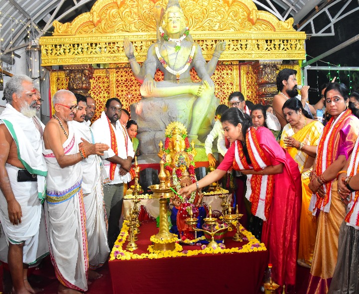 సామూహిక లక్ష దీపోత్సవాన్ని ప్రారంభించిన కలెక్టర్