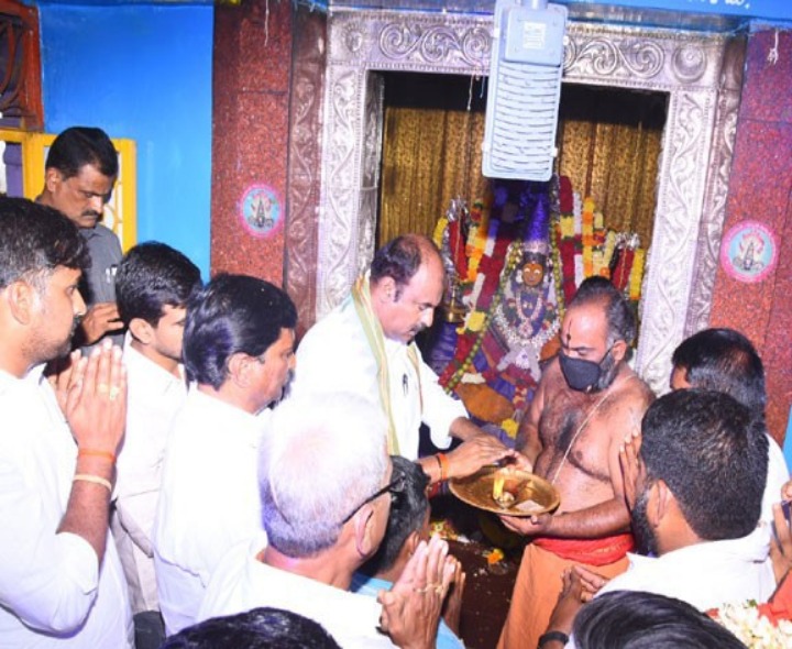 జమ్ములమ్మ పల్లకి సేవలో ఎమ్మెల్యే