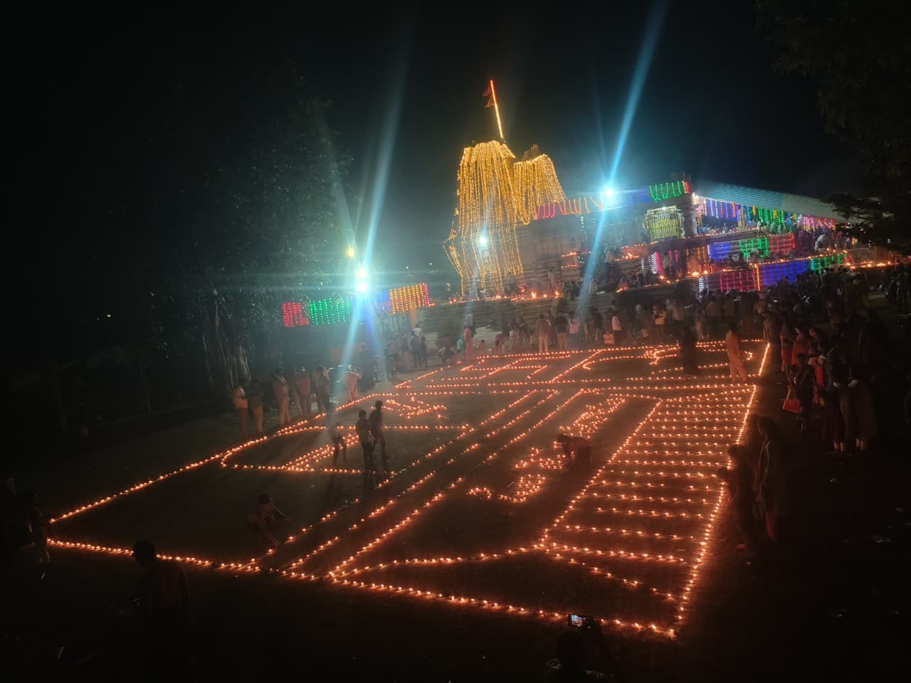 కార్తీక దీపాల కాంతుల్లో కళకళలాడుతున్న పిల్లలమర్రి