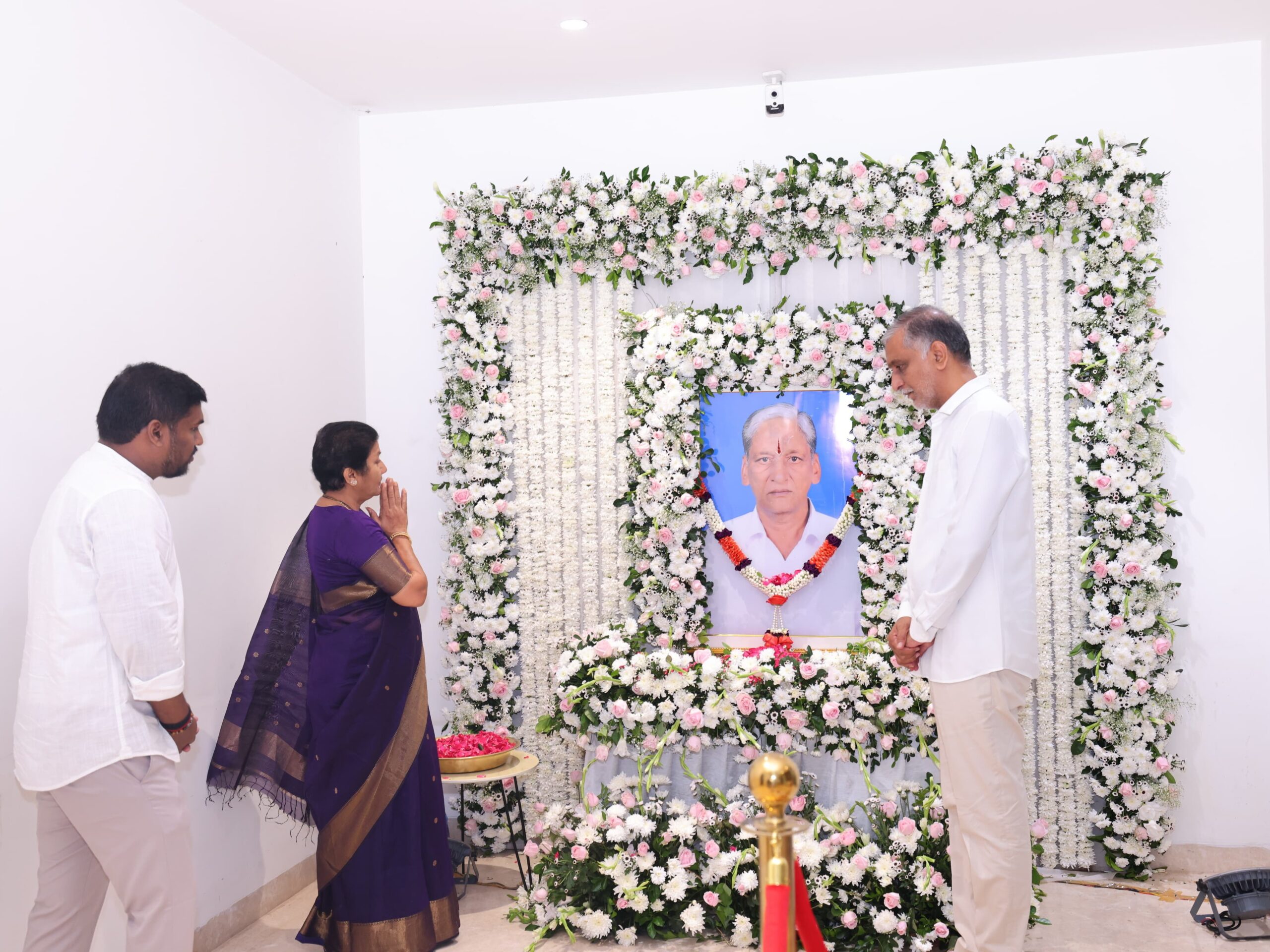 హరీష్ రావును పరామర్శించిన బీజీపీ నాయకురాలు