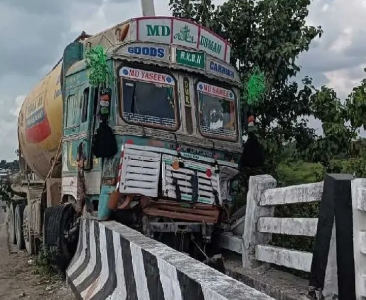 అదుపుతప్పి కల్వర్టును ఢీ కొట్టినా టిప్పర్