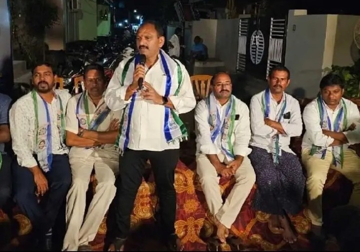 అడవికొలనులో వైసీపీ రచ్చబండ కార్యక్రమం