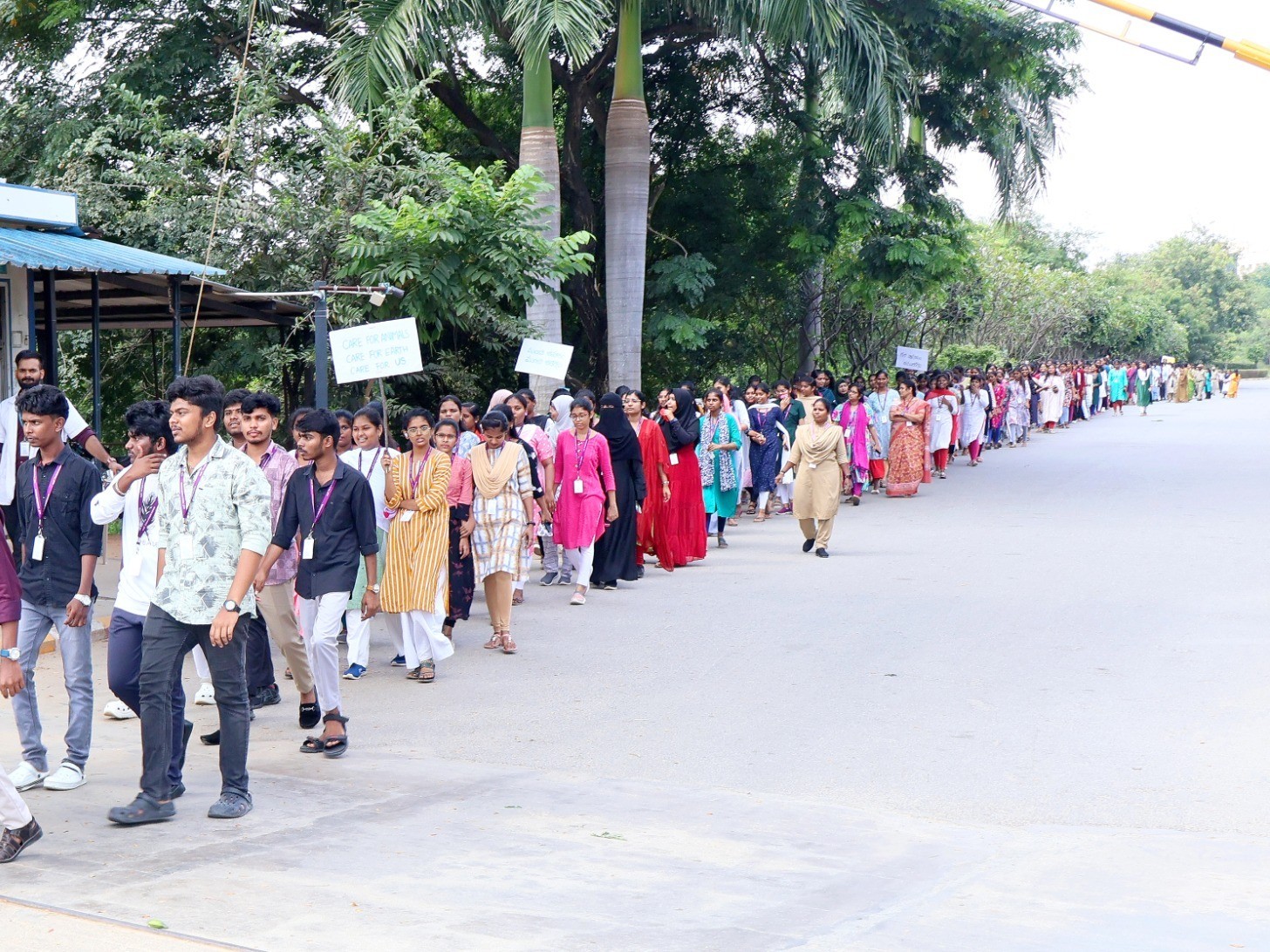 అపోలో విద్యార్థుల భారీ ర్యాలీ
